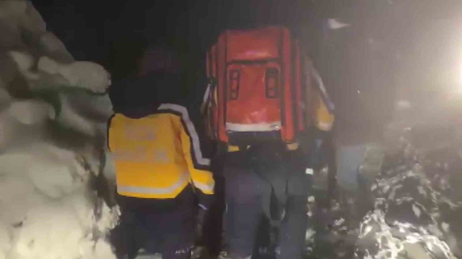 Ekiplerin uzun uğraşlarıyla yol açılarak hastaya ulaşıldı
