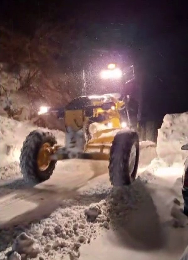 Ekiplerin uzun uğraşlarıyla yol açılarak hastaya ulaşıldı
