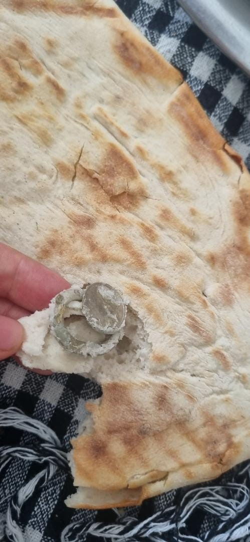 Ekmeğin içerisinden bozuk para halkası çıktı
