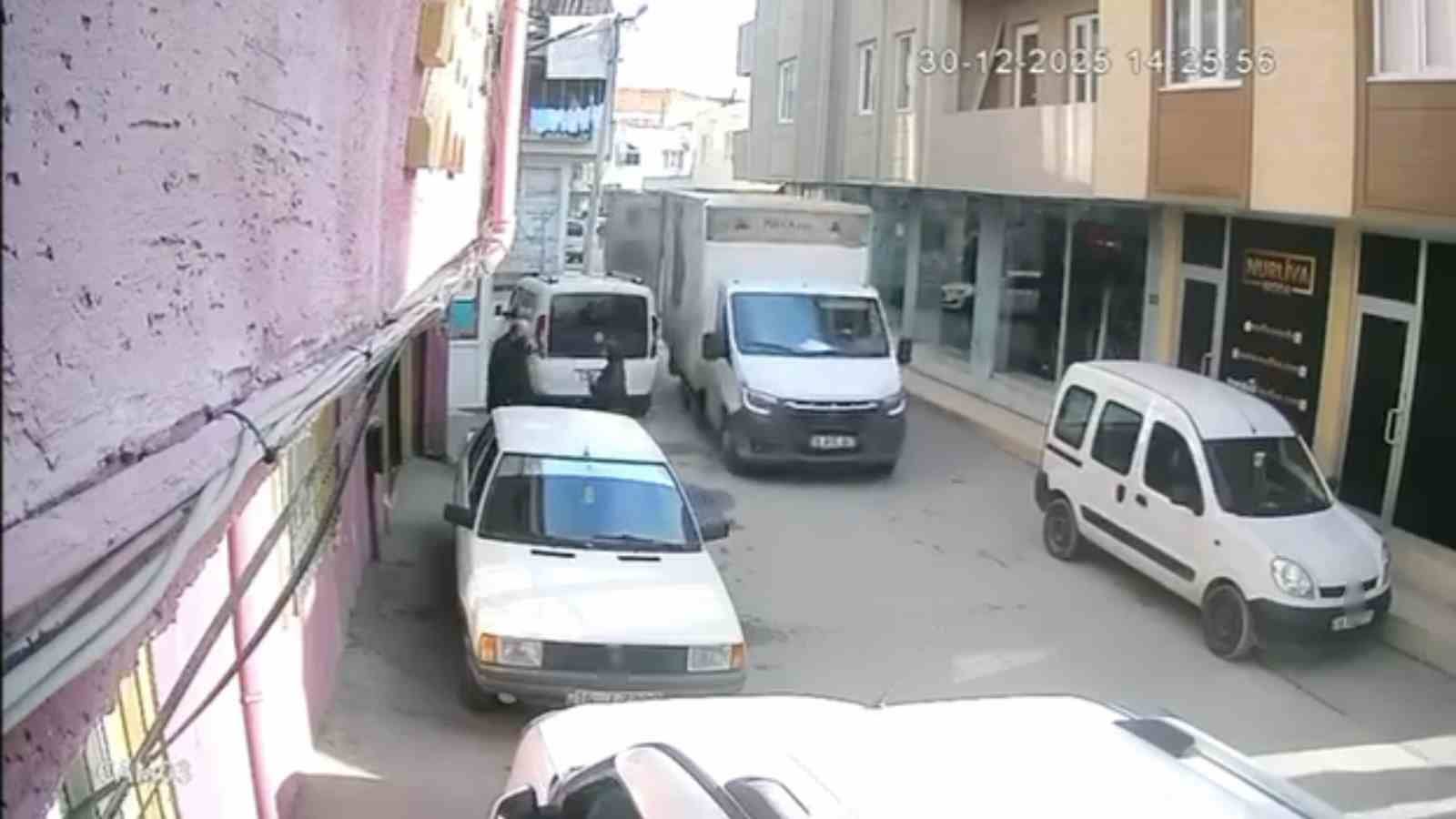 Ekmek arabasının kapısı böyle yere serdi
