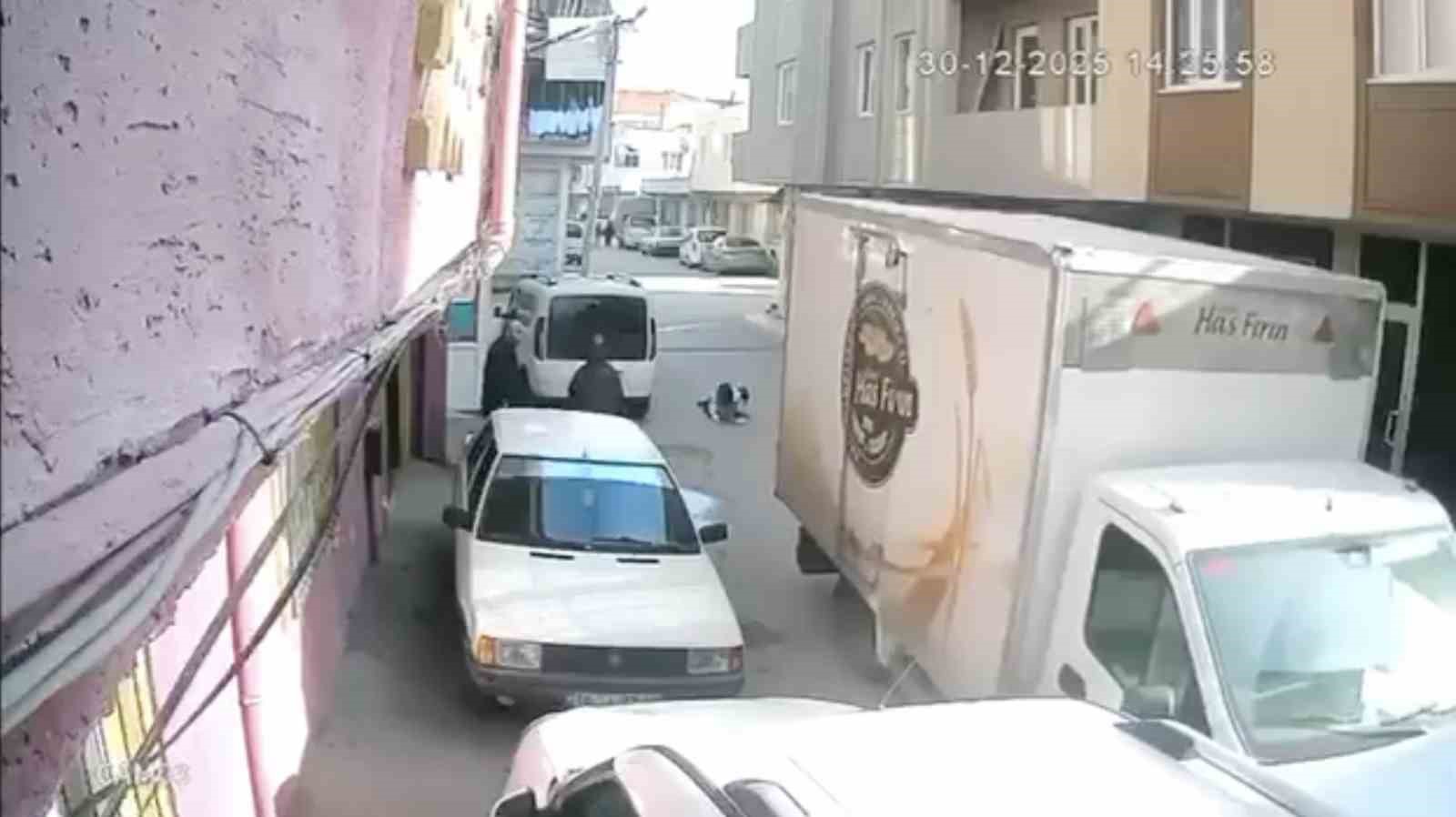 Ekmek arabasının kapısı böyle yere serdi
