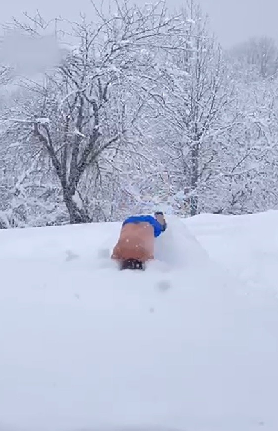 Eksi 10 dereceyi aldırmadan şortuyla karda yüzdü
