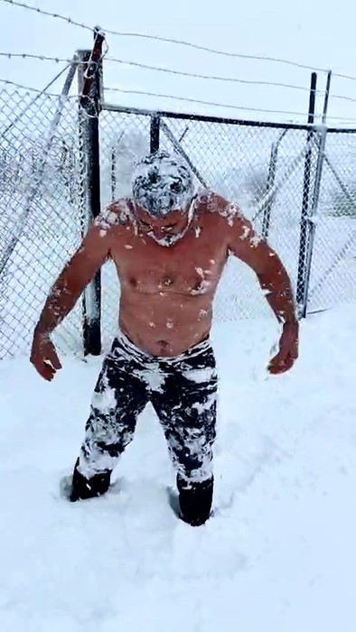 Eksi 15 derecede kar banyosu yaptı
