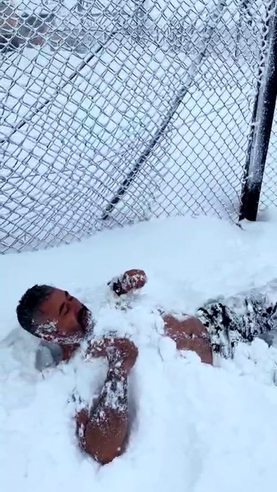 Eksi 15 derecede kar banyosu yaptı
