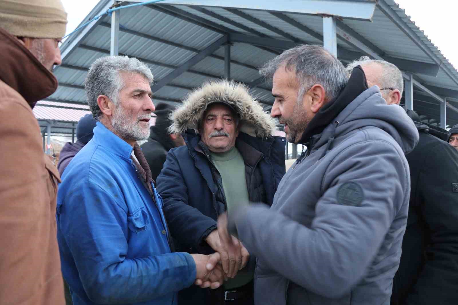 Eksi 15’de hayvan pazarı kuruldu

