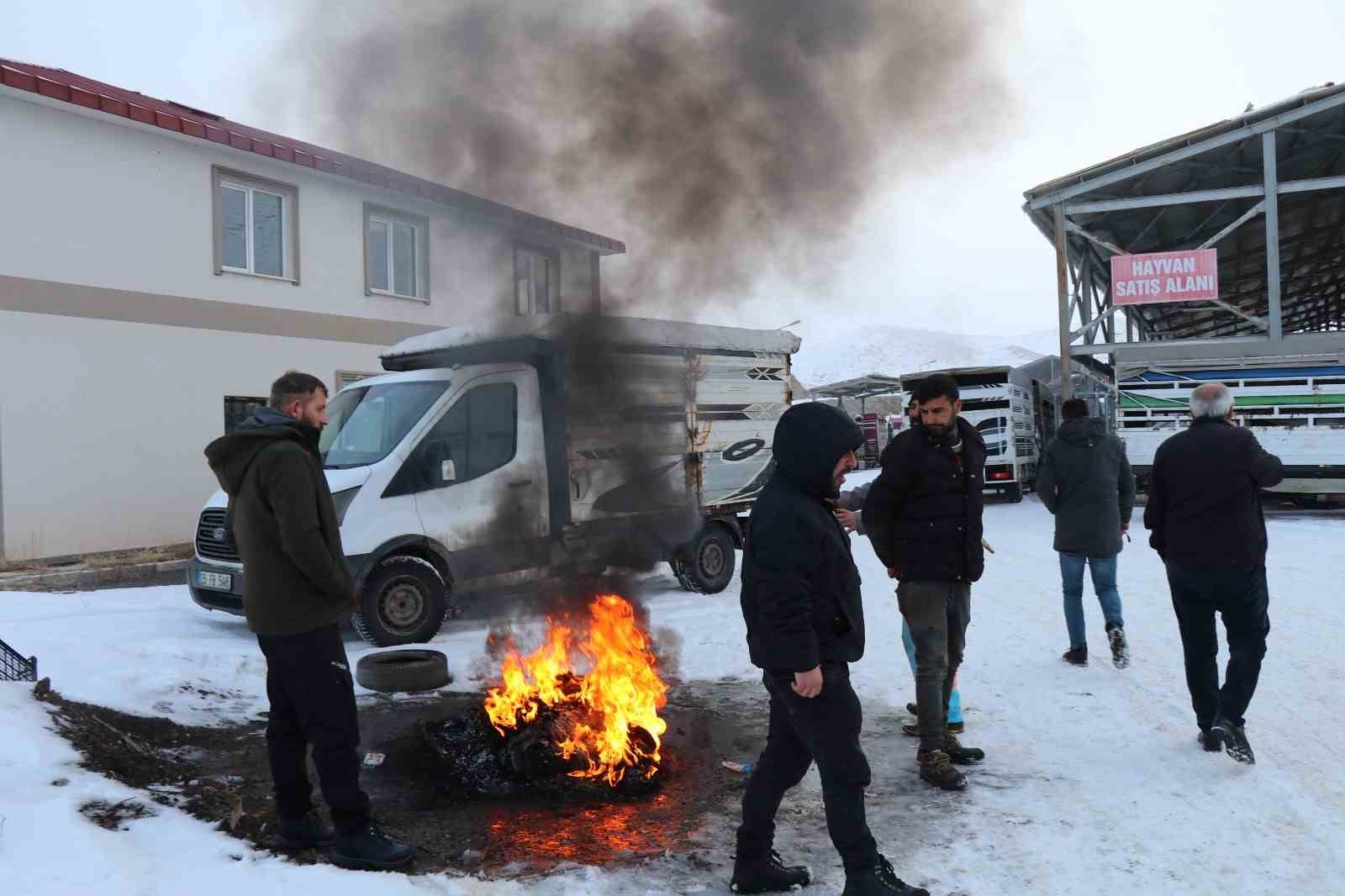 Eksi 15’de hayvan pazarı kuruldu
