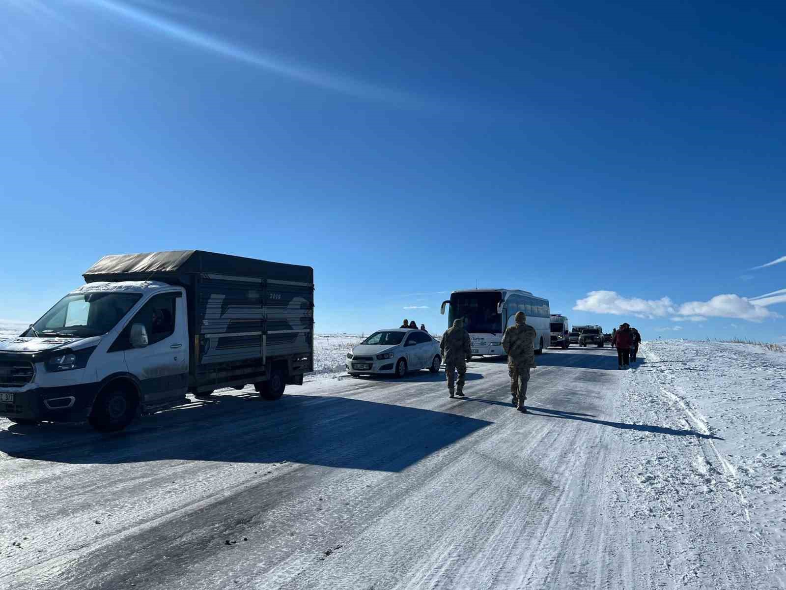 Eksi 30’a düşen sıcaklıklarda buz pistine dönen yolda araçlar mahsur kaldı
