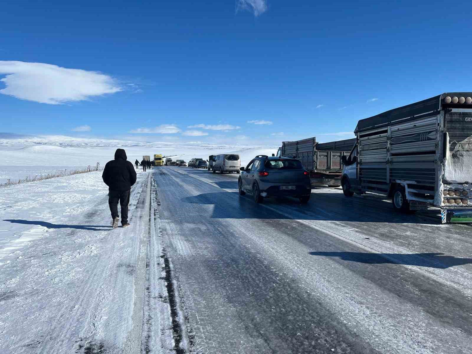 Eksi 30’a düşen sıcaklıklarda buz pistine dönen yolda araçlar mahsur kaldı
