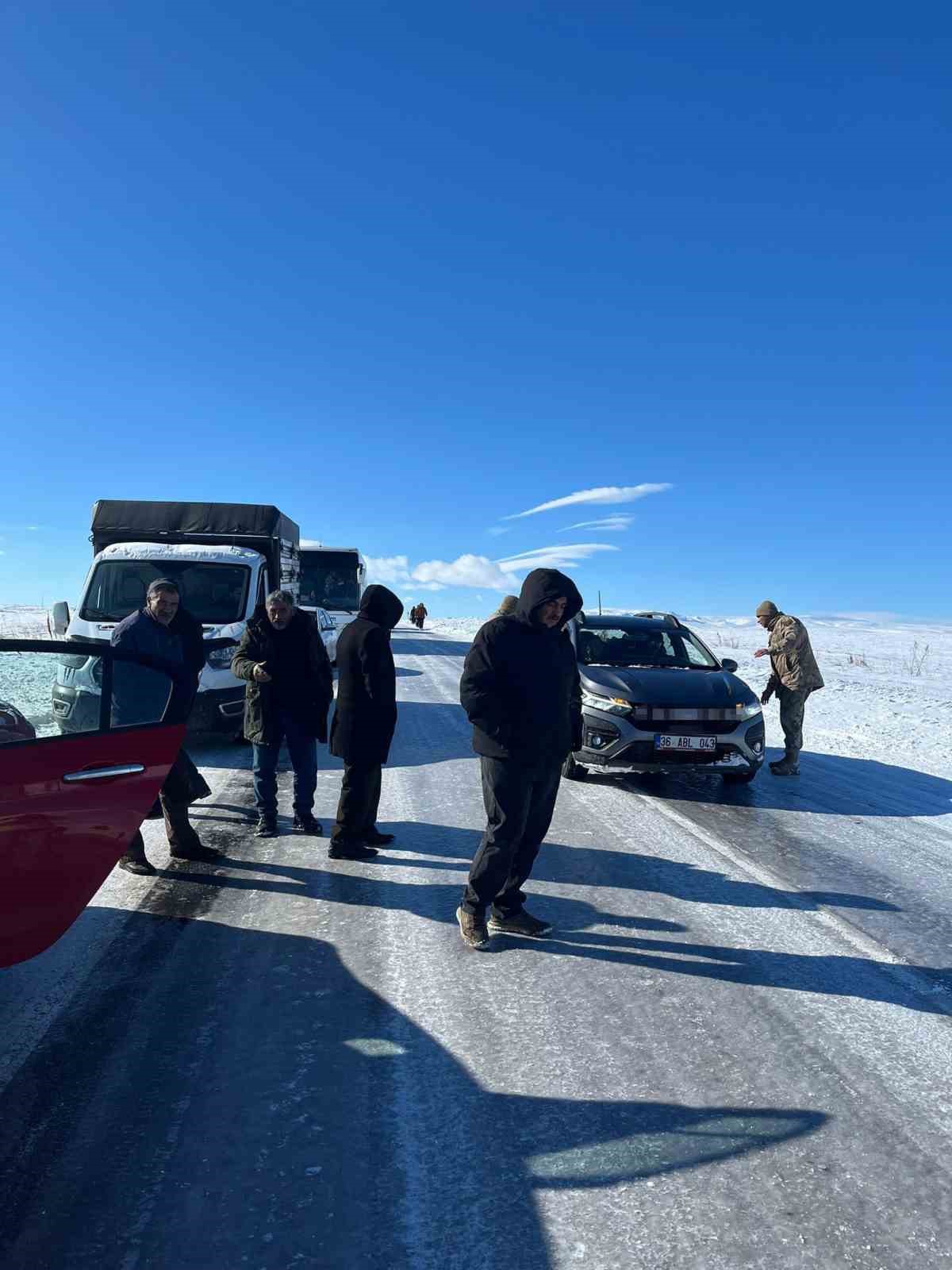 Eksi 30’a düşen sıcaklıklarda buz pistine dönen yolda araçlar mahsur kaldı
