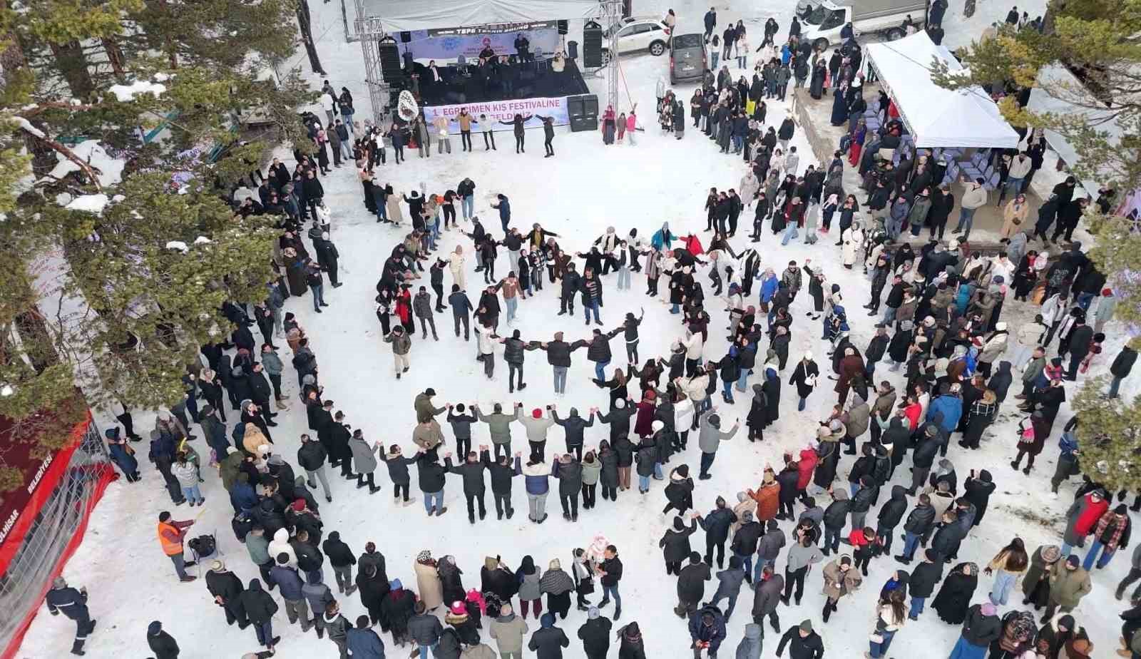 Ekskavatörle kızak yapıp soğuk havada halaylarla ısındılar
