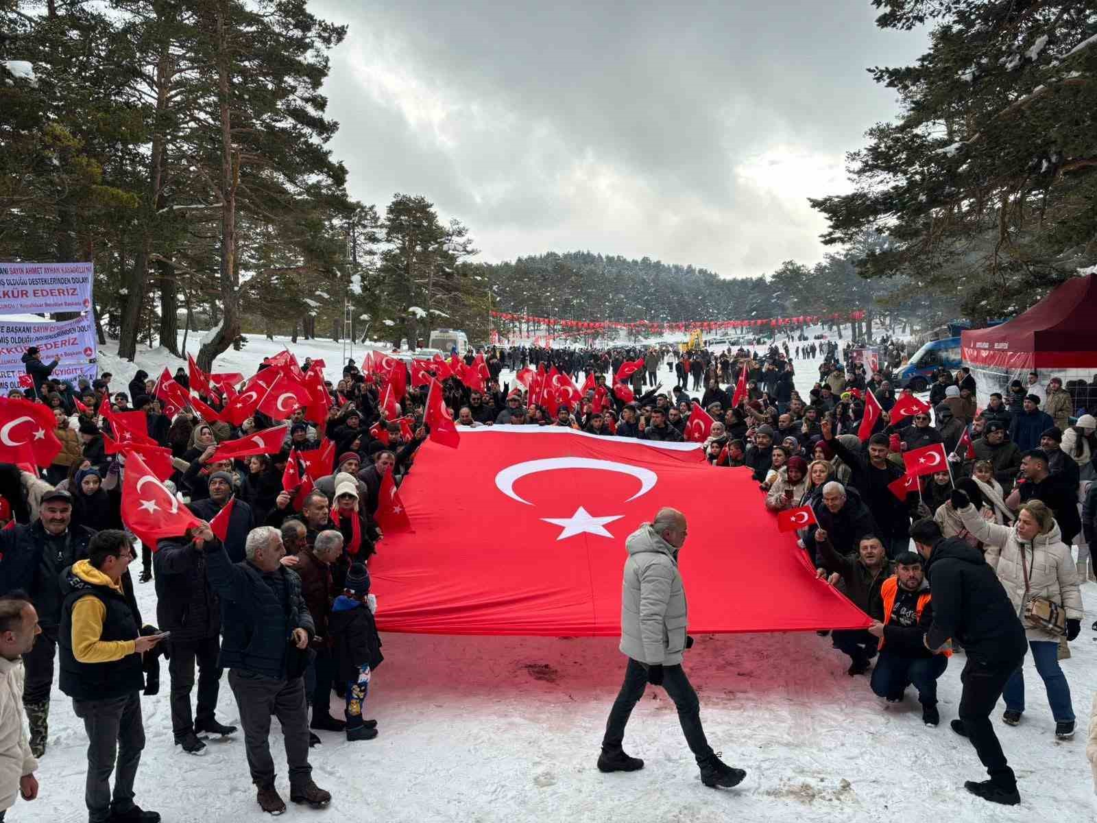 Ekskavatörle kızak yapıp soğuk havada halaylarla ısındılar

