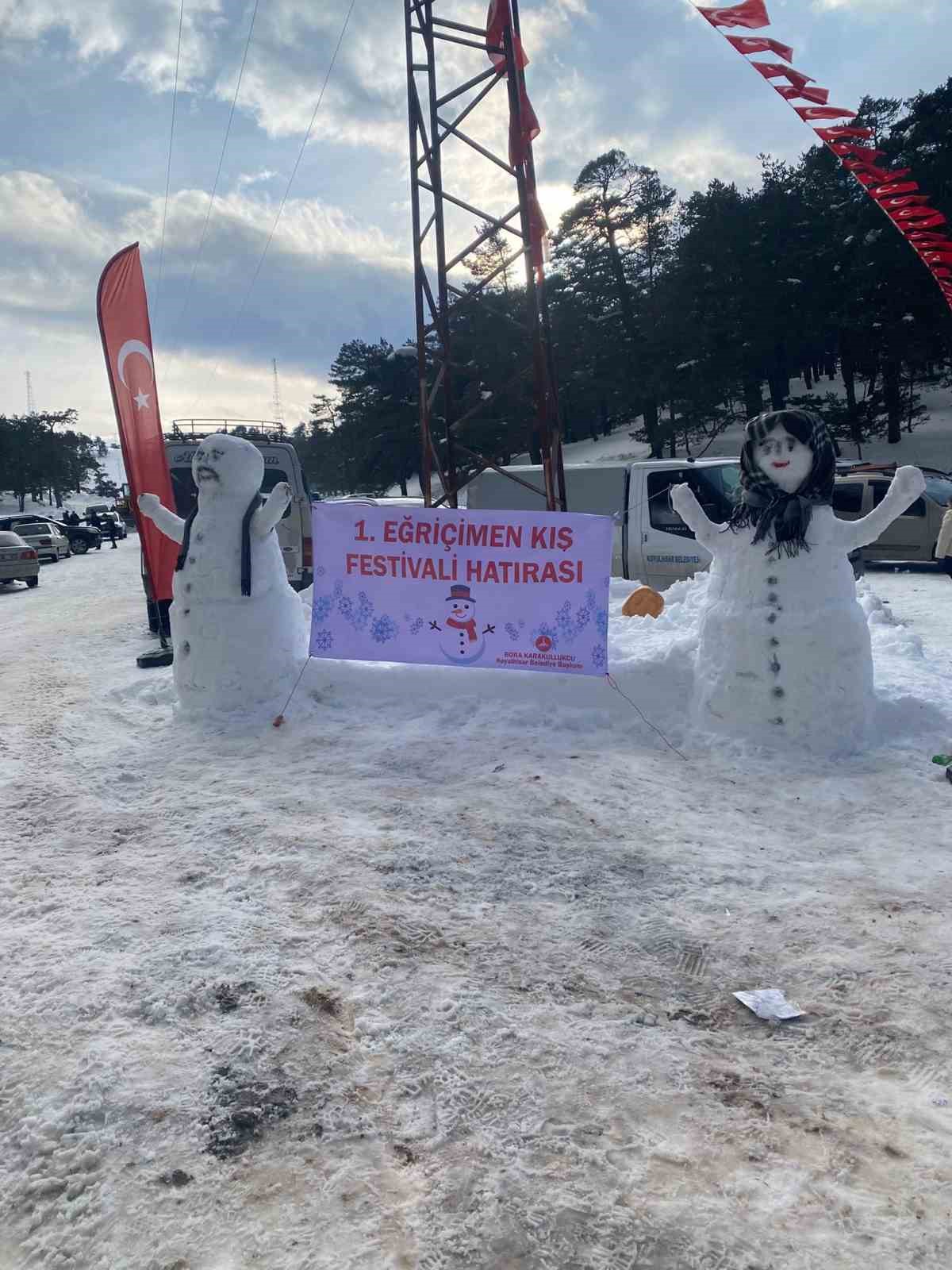 Ekskavatörle kızak yapıp soğuk havada halaylarla ısındılar
