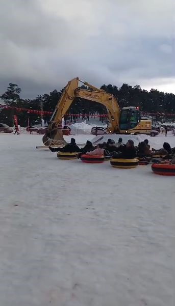 Ekskavatörle kızak yapıp soğuk havada halaylarla ısındılar
