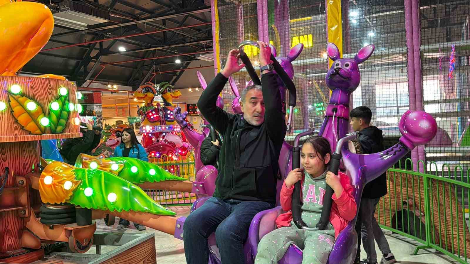 El arabasından eğlence merkezine: Çocuklara bayram hediyesi
