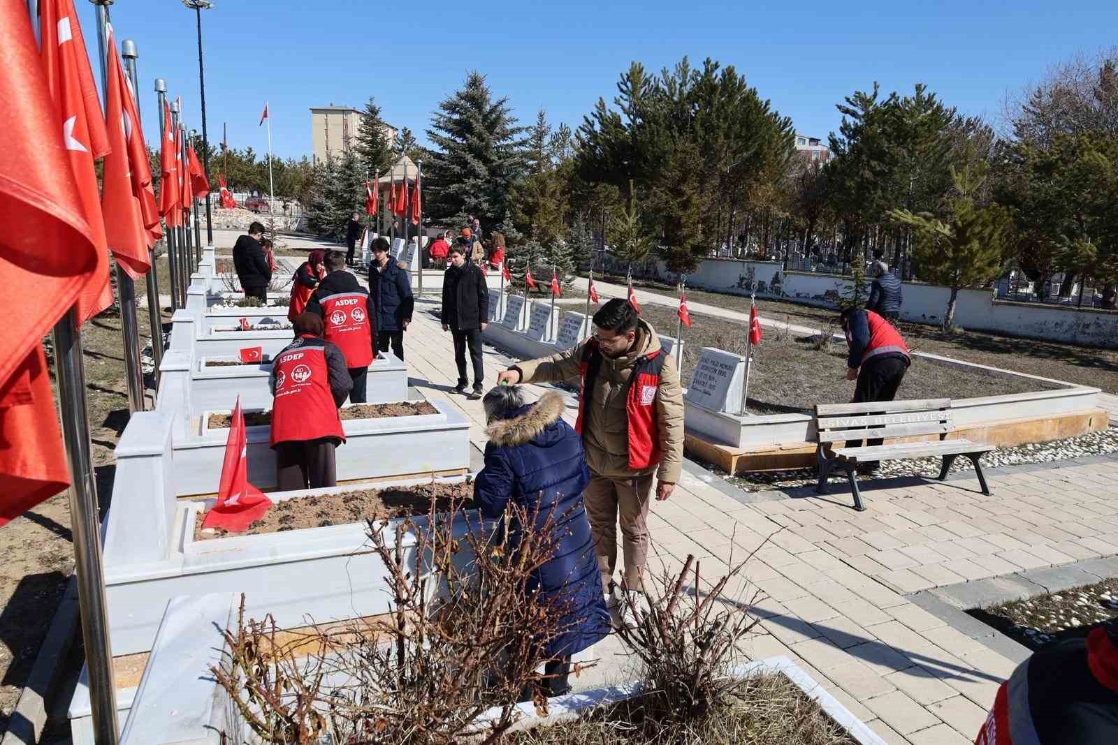 El ele verip mezarlıkları temizlediler
