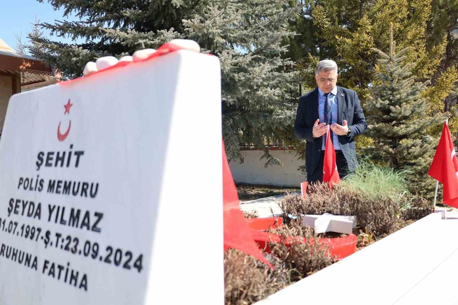 El ele verip mezarlıkları temizlediler
