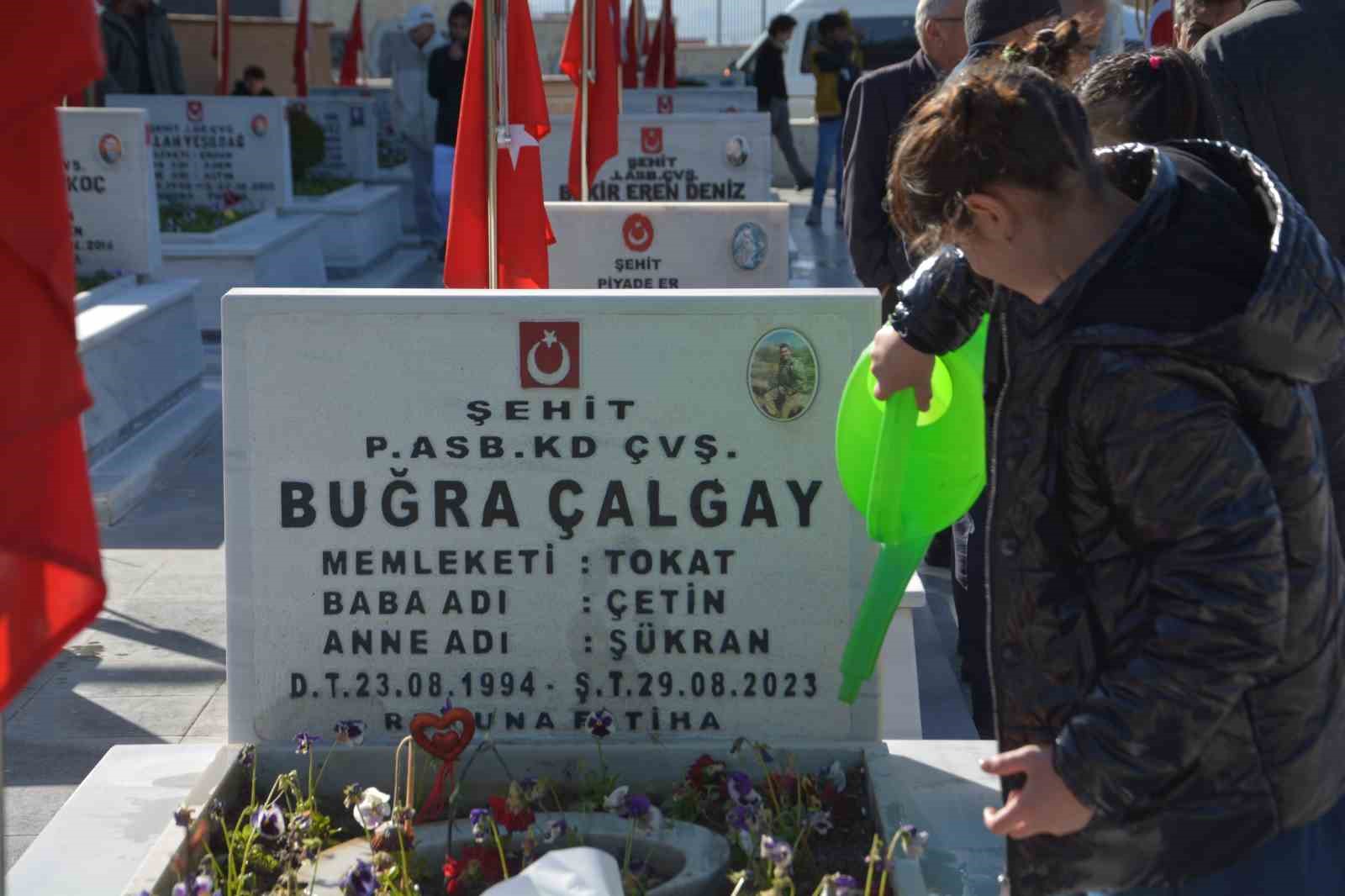 El ele verip şehitlikte temizlik yaptılar
