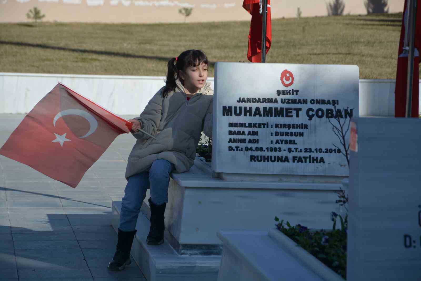 El ele verip şehitlikte temizlik yaptılar
