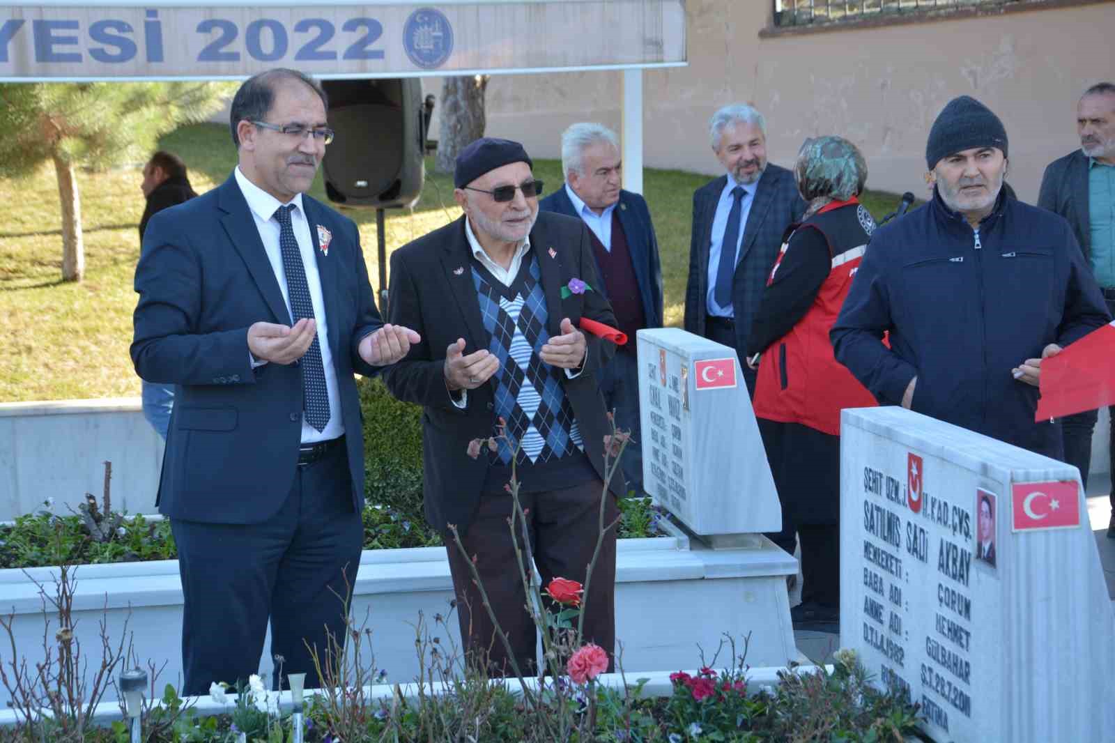 El ele verip şehitlikte temizlik yaptılar
