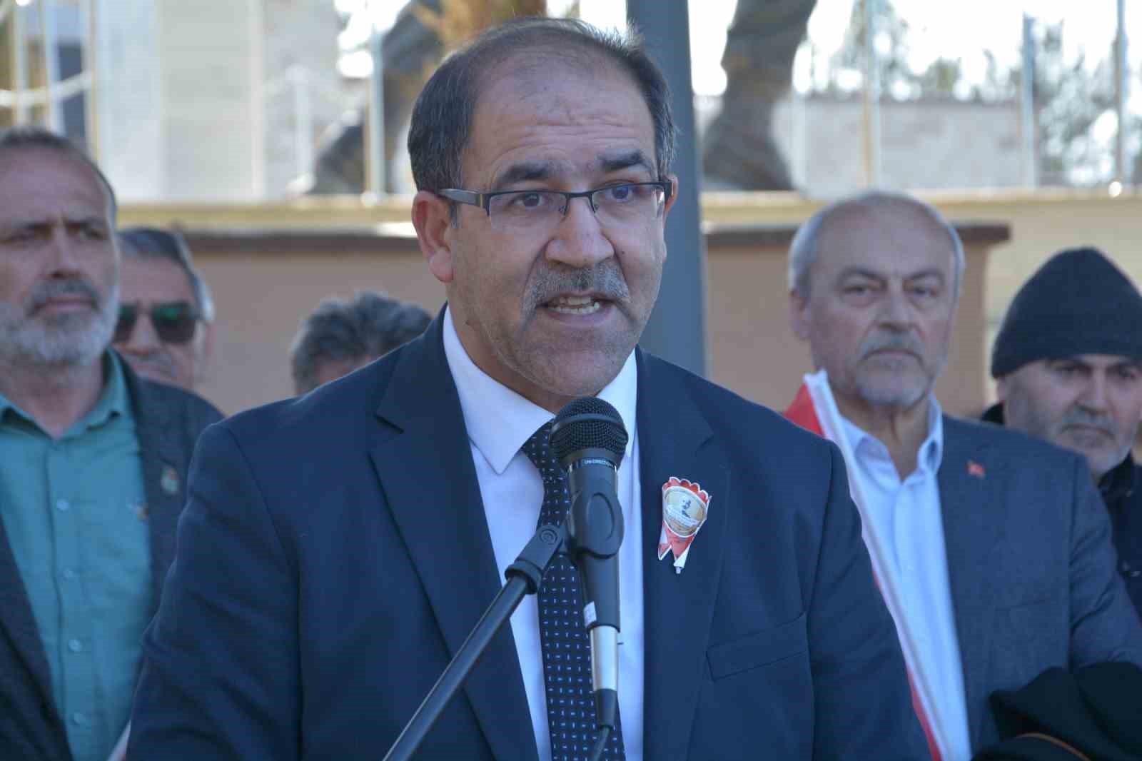 El ele verip şehitlikte temizlik yaptılar
