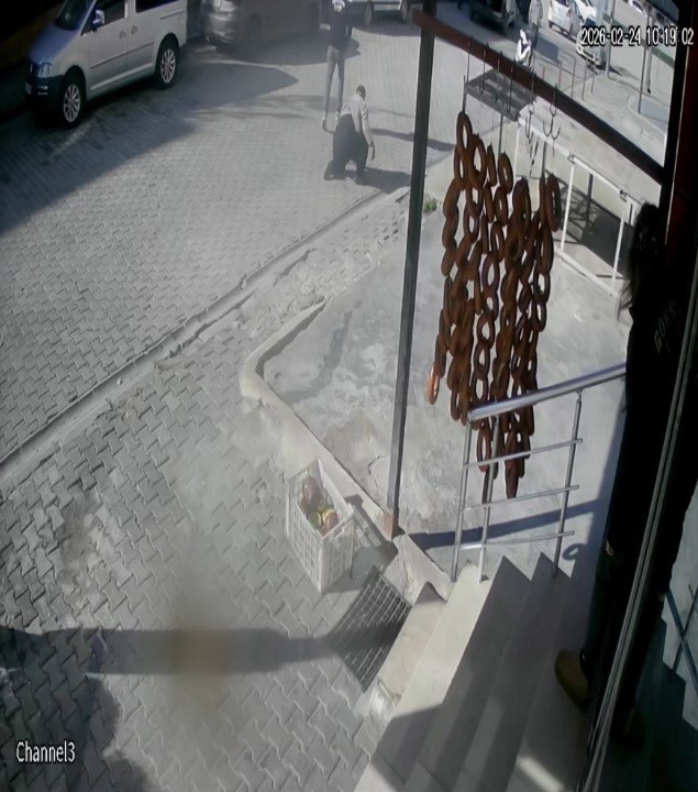 El freni boşalan minibüs ana yola indi, facia son anda önledi
