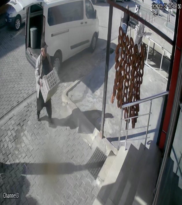 El freni boşalan minibüs ana yola indi, facia son anda önledi
