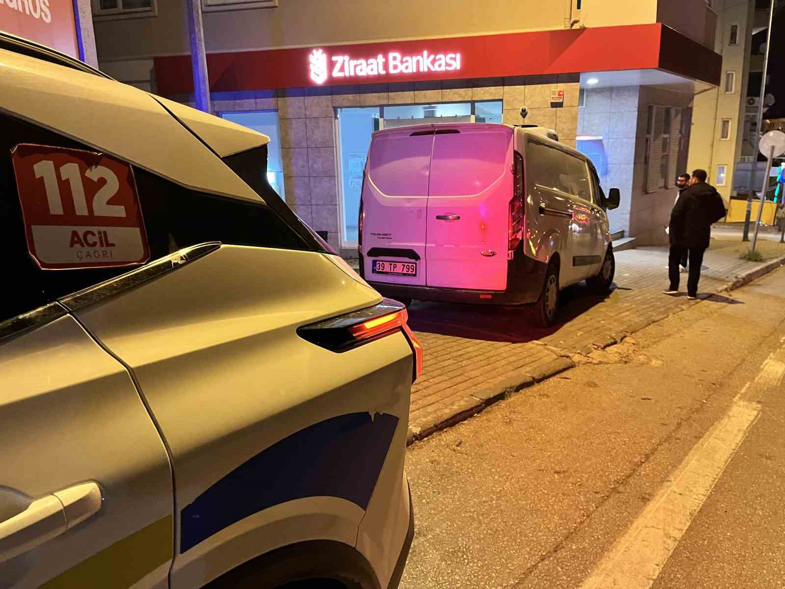 El freni boşalan minibüs duvara çarptı
