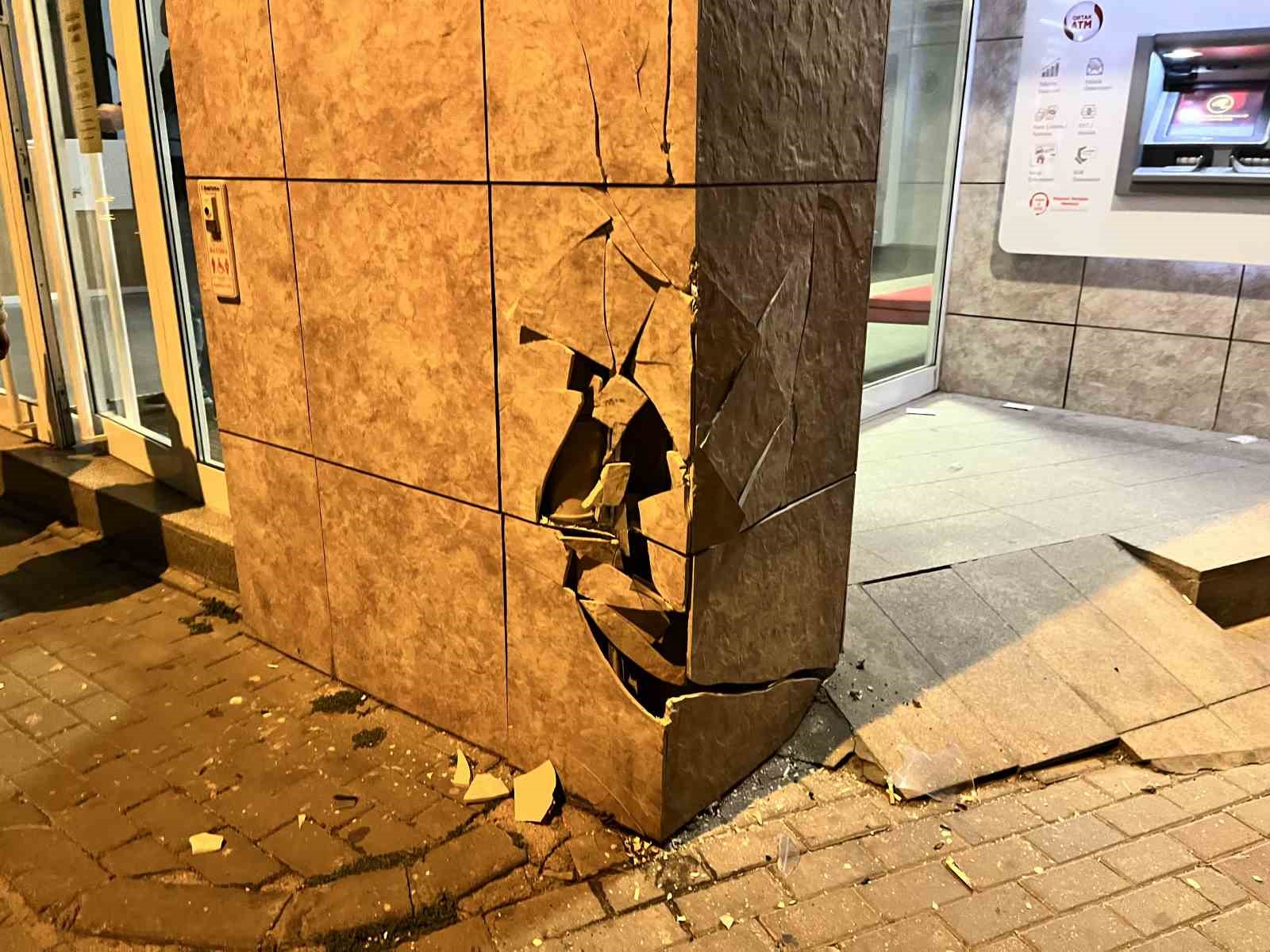 El freni boşalan minibüs duvara çarptı
