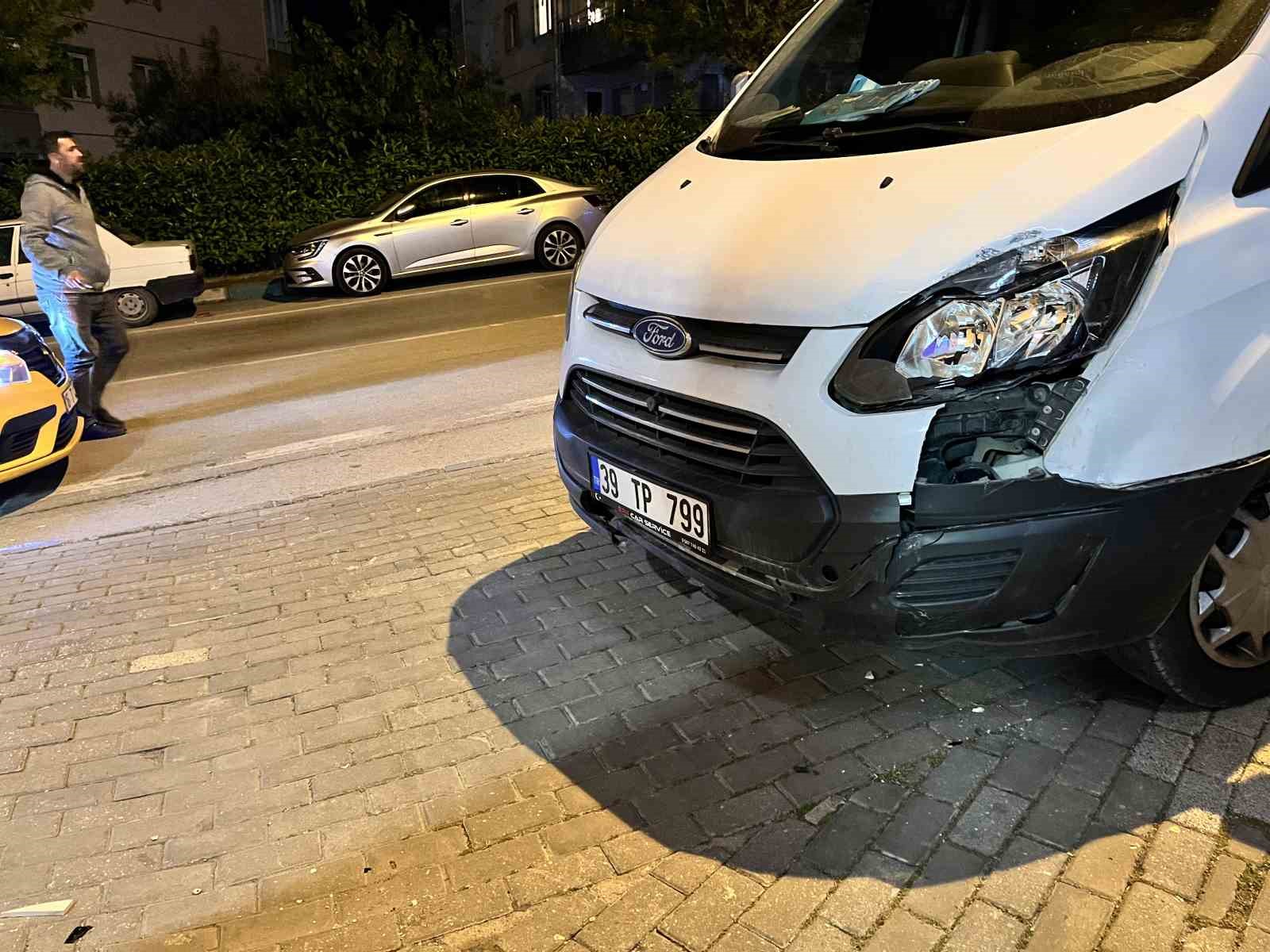 El freni boşalan minibüs duvara çarptı
