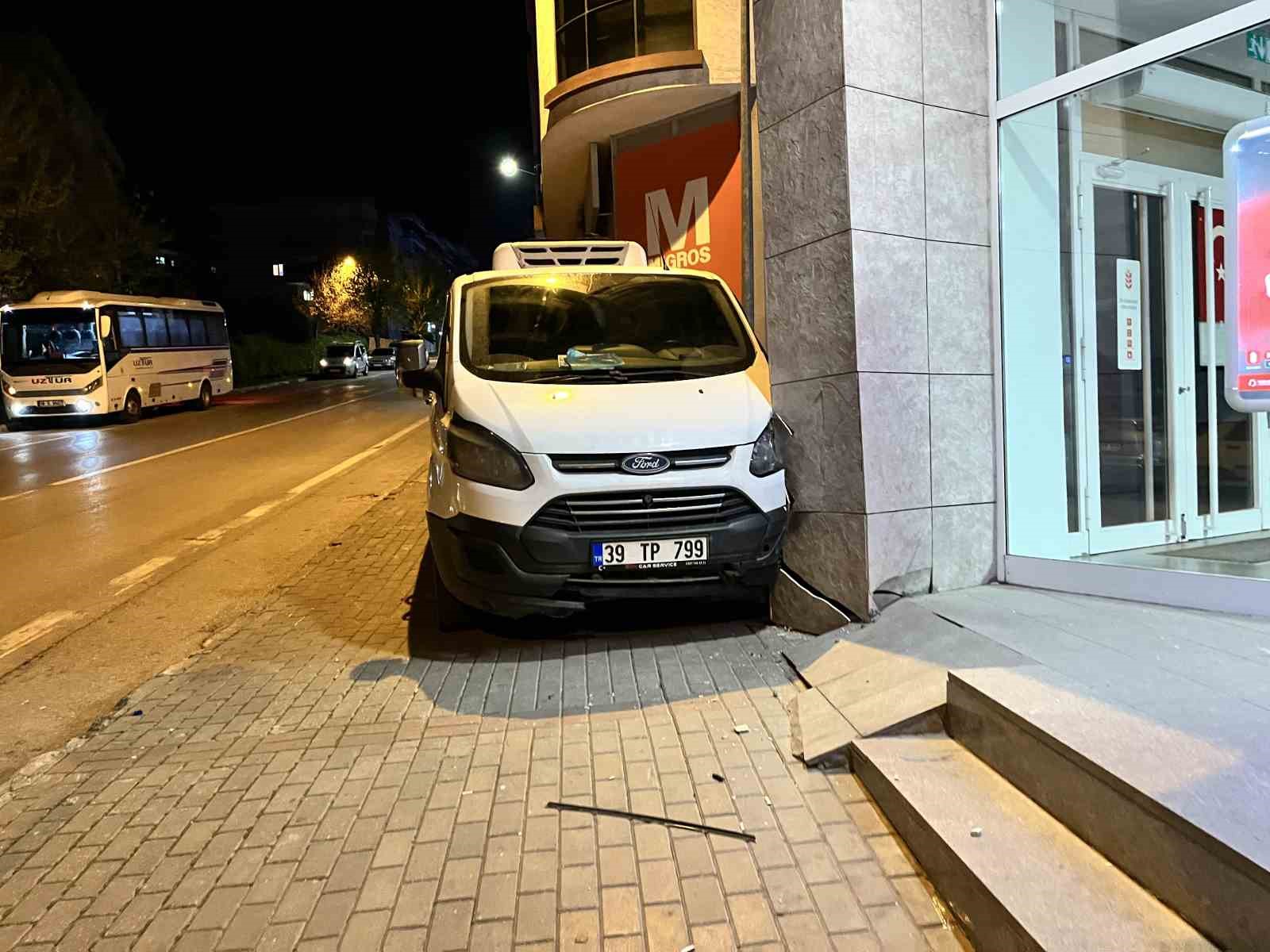 El freni boşalan minibüs duvara çarptı
