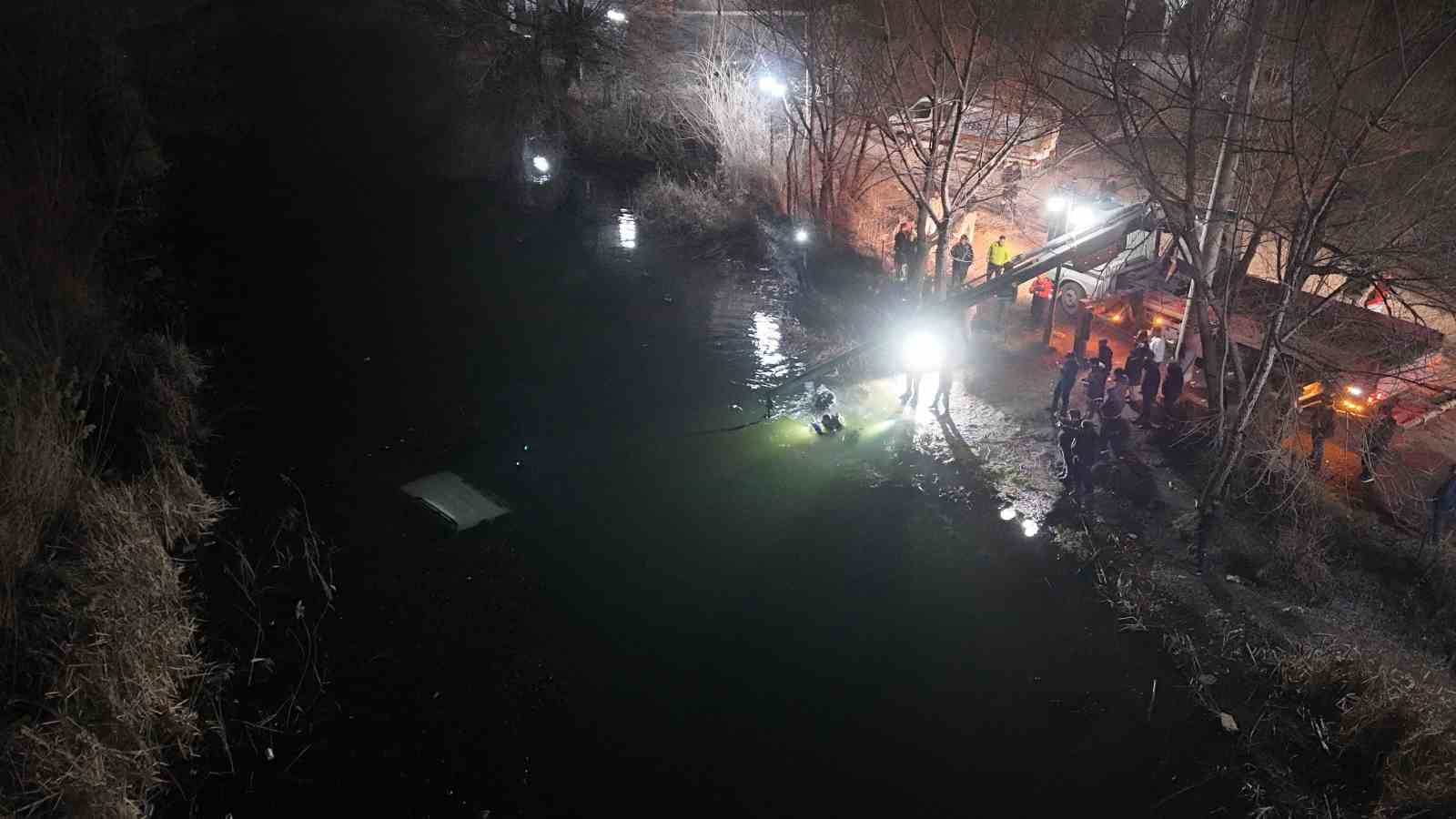 El freni çekilemeyen araç, düştüğü Porsuk Çayı’ndan 4 saat sonra çıkarıldı
