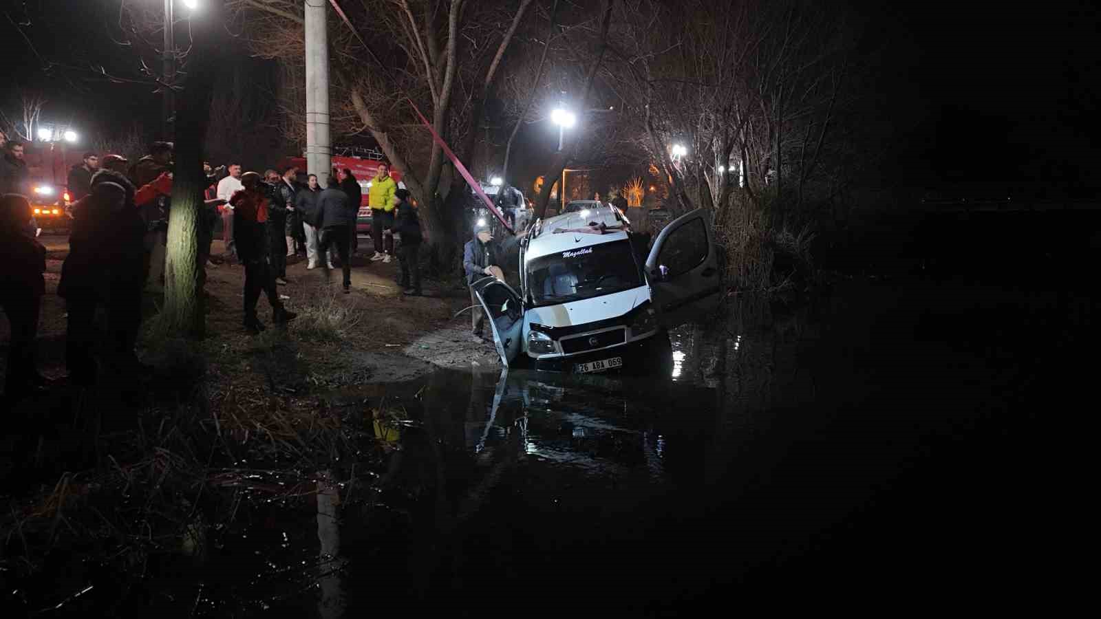 El freni çekilemeyen araç, düştüğü Porsuk Çayı’ndan 4 saat sonra çıkarıldı
