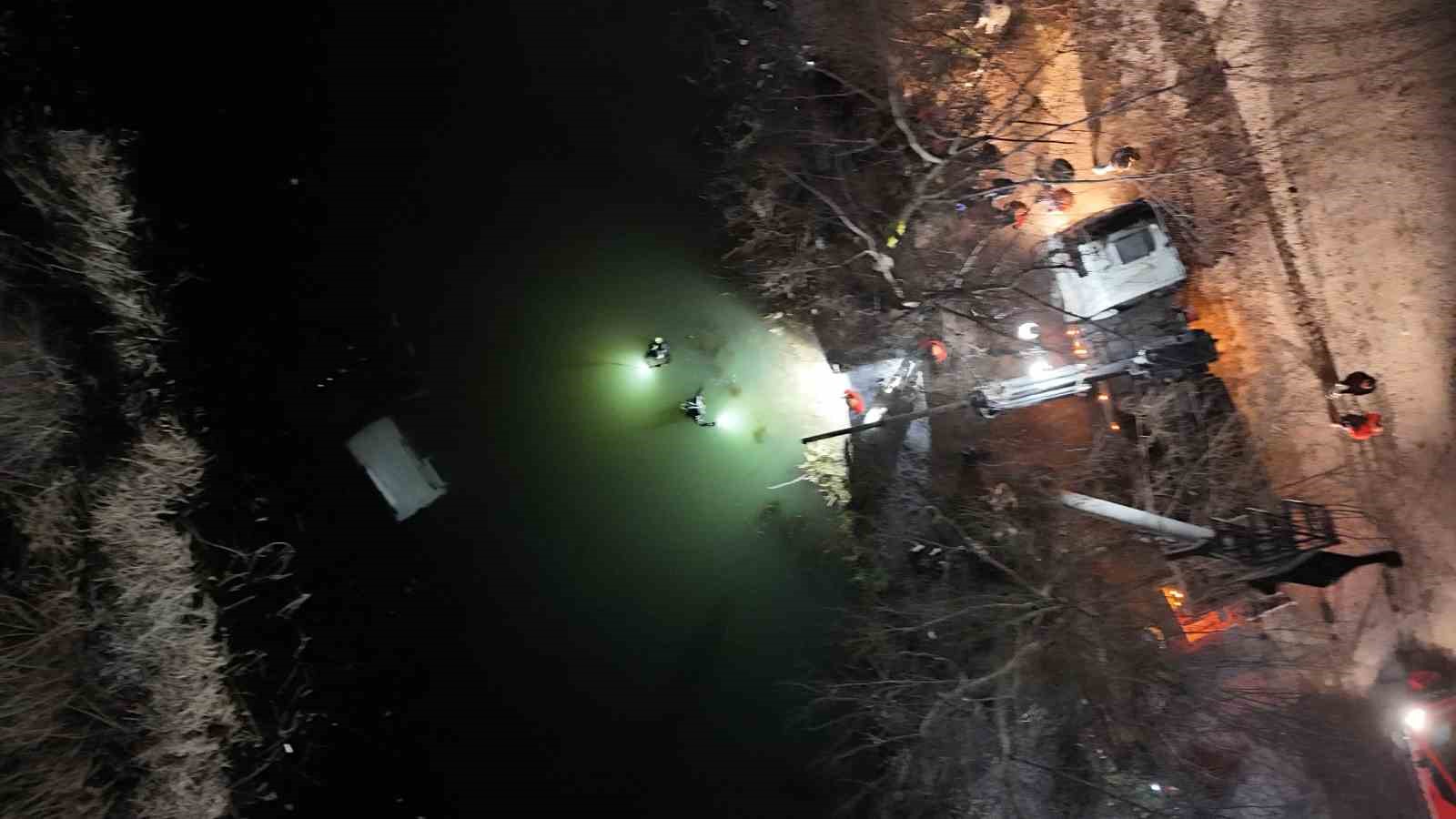 El freni çekilemeyen araç, düştüğü Porsuk Çayı’ndan 4 saat sonra çıkarıldı
