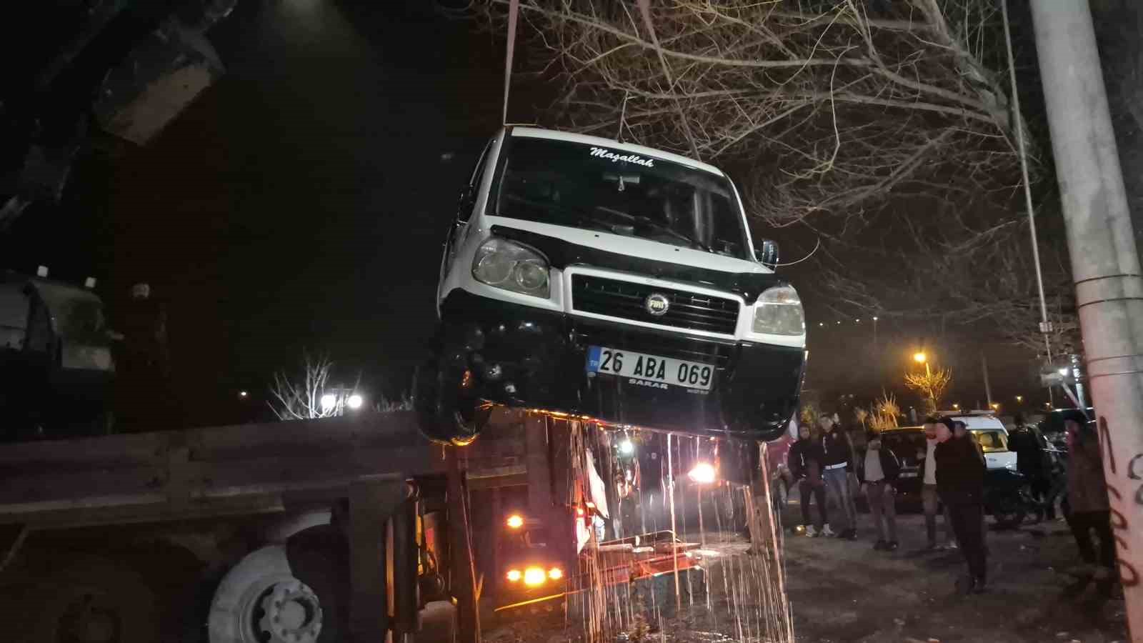 El freni çekilemeyen araç, düştüğü Porsuk Çayı’ndan 4 saat sonra çıkarıldı
