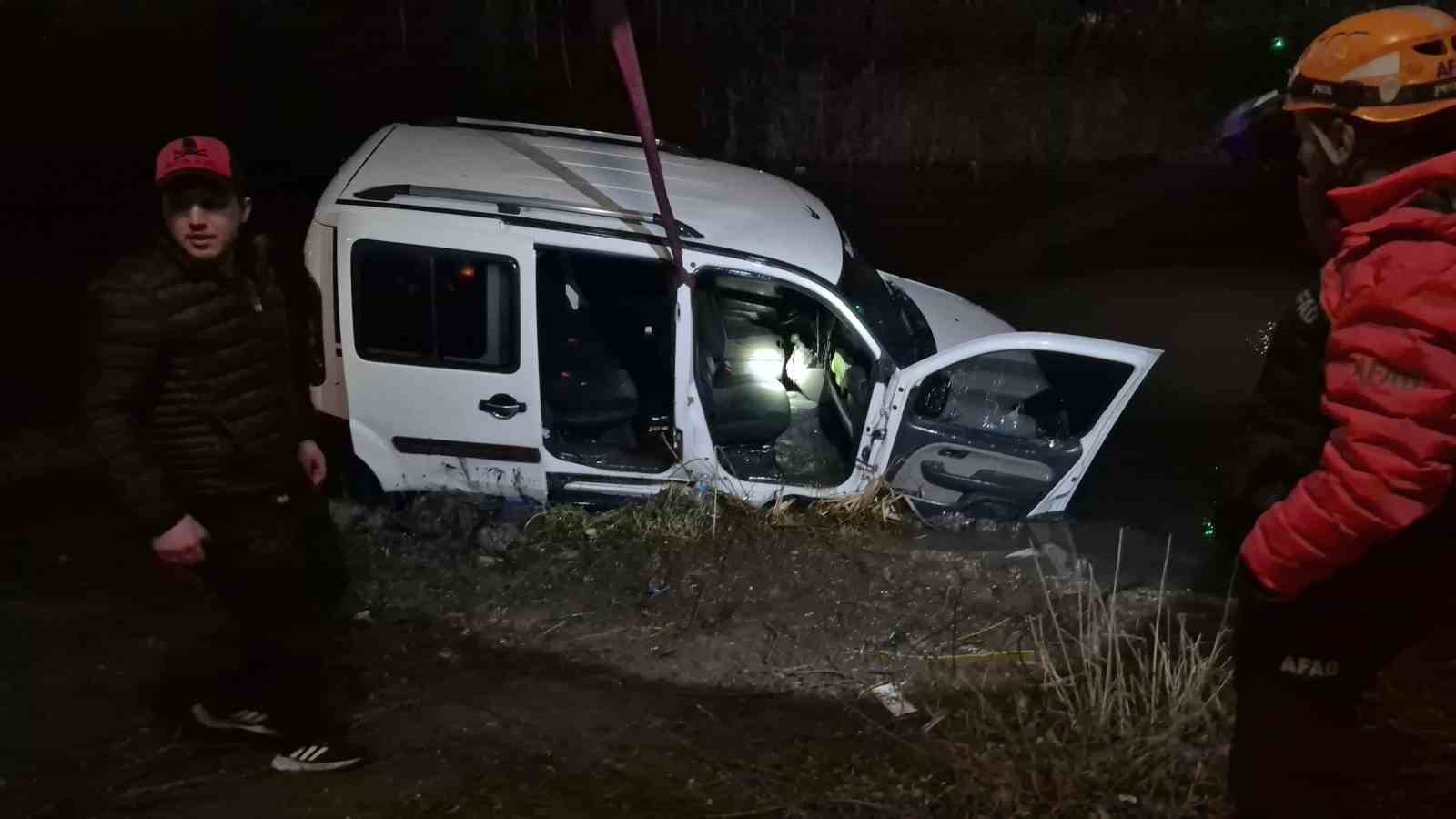 El freni çekilemeyen araç, düştüğü Porsuk Çayı’ndan 4 saat sonra çıkarıldı
