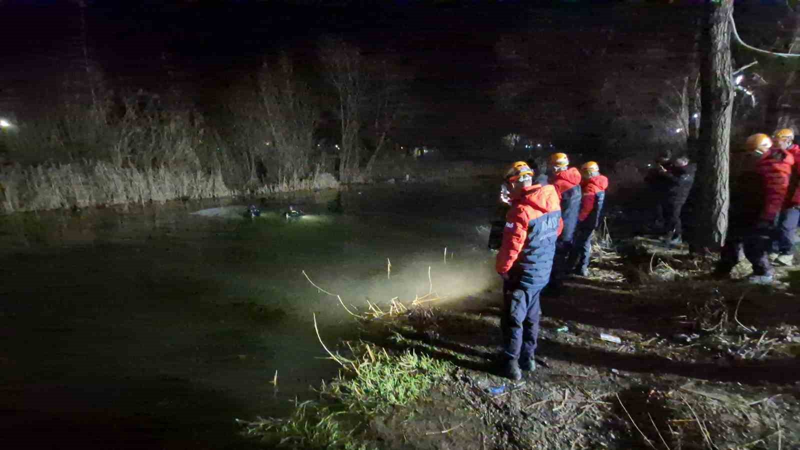 El freni çekilemeyen araç, düştüğü Porsuk Çayı’ndan 4 saat sonra çıkarıldı
