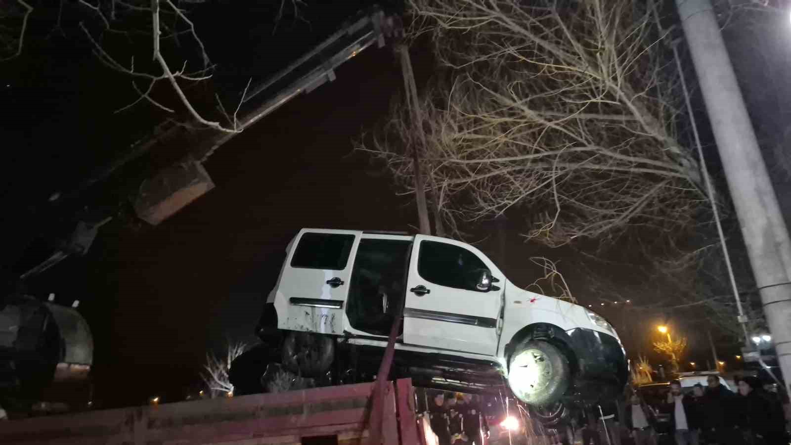 El freni çekilemeyen araç, düştüğü Porsuk Çayı’ndan 4 saat sonra çıkarıldı
