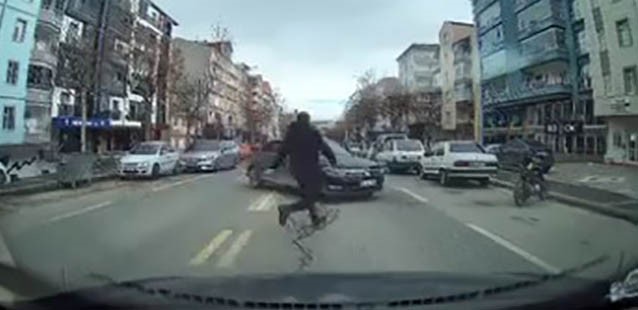 El frenini çekilmeyen araç hareket etti, başka bir sürücü koşarak el frenini çekti
