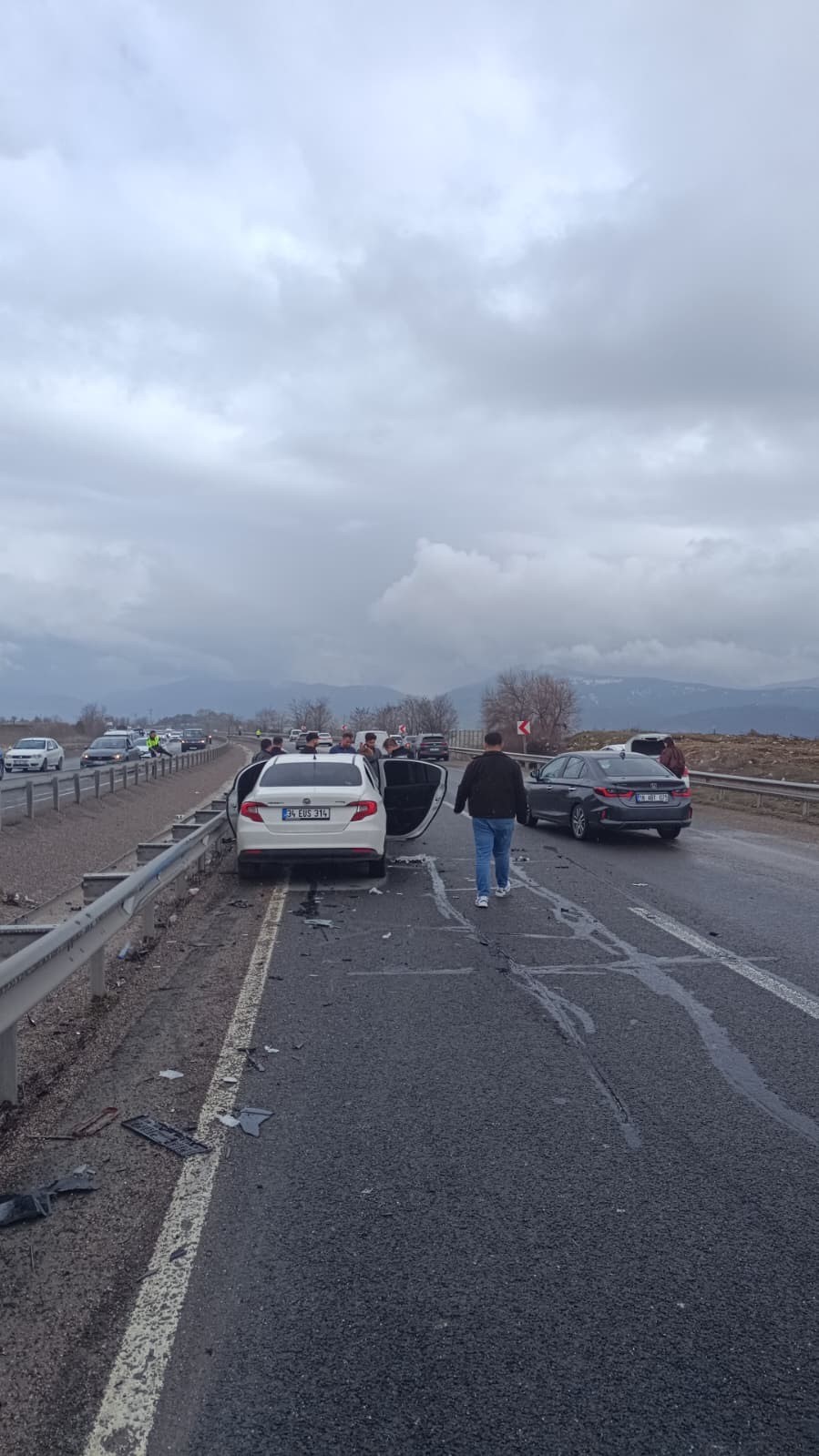 El frenini çekmeyi unuttuğu aracını durdurmaya çalışırken yaşamını yitirdi
