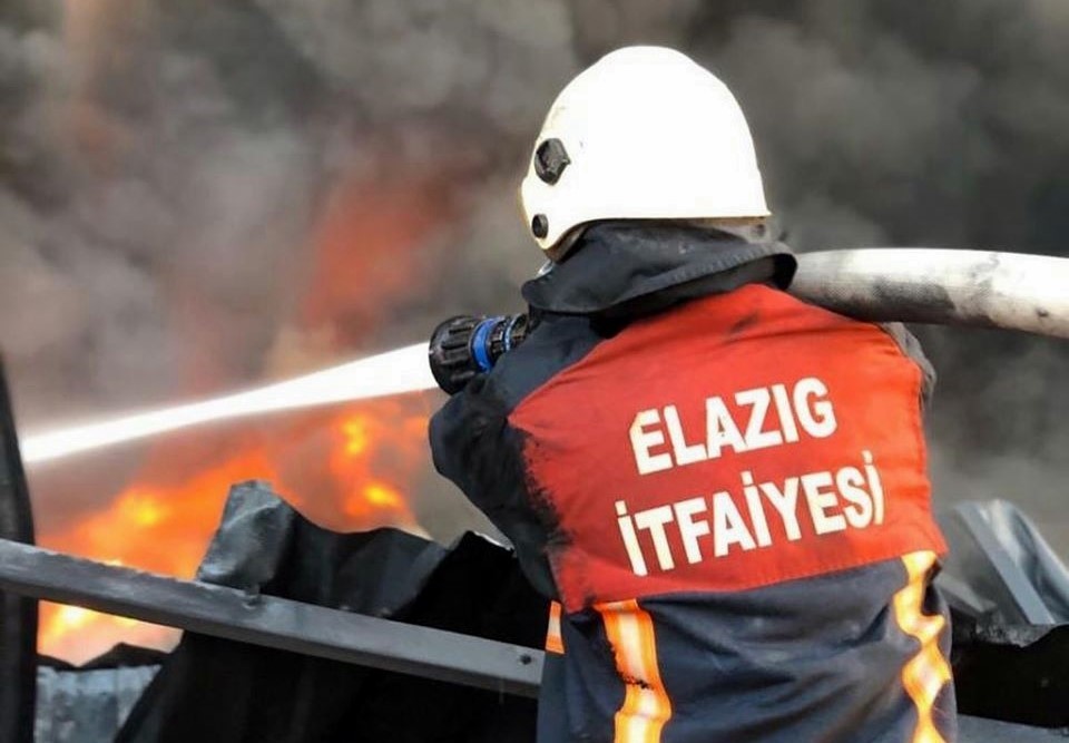 Elazığ itfaiyesi bir yılda, 2 bin 909 olaya müdahale etti
Elazığ itfaiyesi bir yılda, 2 bin 909 olaya müdahale etti