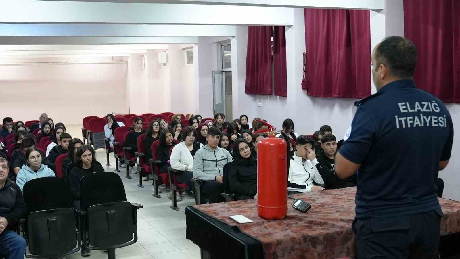 Elazığ itfaiyesi bir yılda, 2 bin 909 olaya müdahale etti
Elazığ itfaiyesi bir yılda, 2 bin 909 olaya müdahale etti