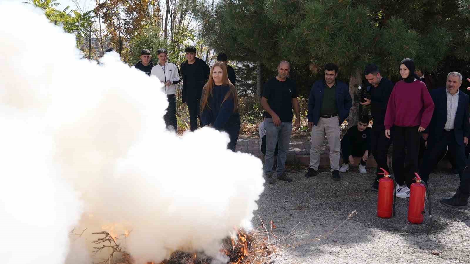 Elazığ itfaiyesi bir yılda, 2 bin 909 olaya müdahale etti
Elazığ itfaiyesi bir yılda, 2 bin 909 olaya müdahale etti