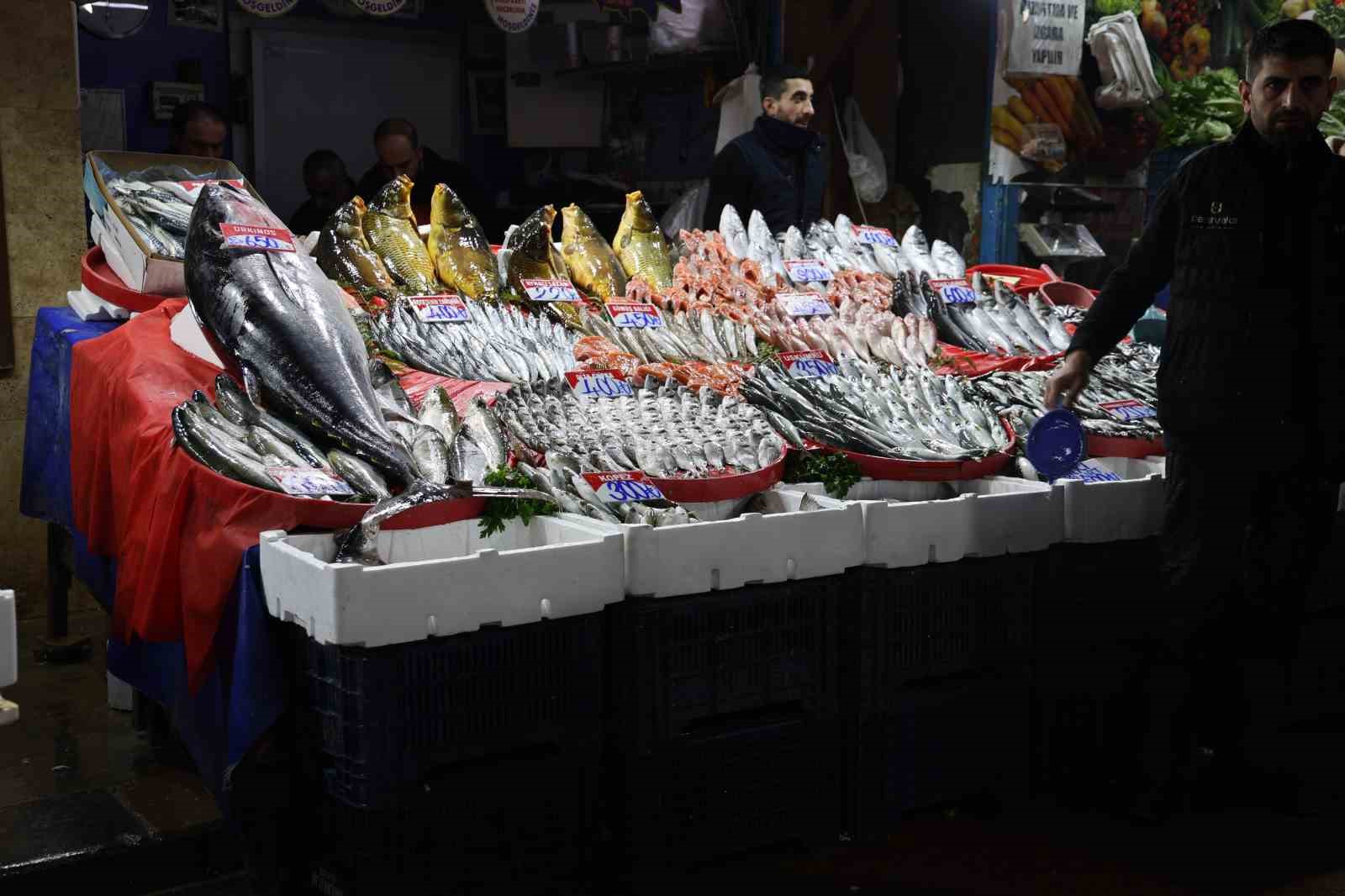 Elazığ Kapalı Çarşı’da 85 kiloluk orkinos tezgaha indi
