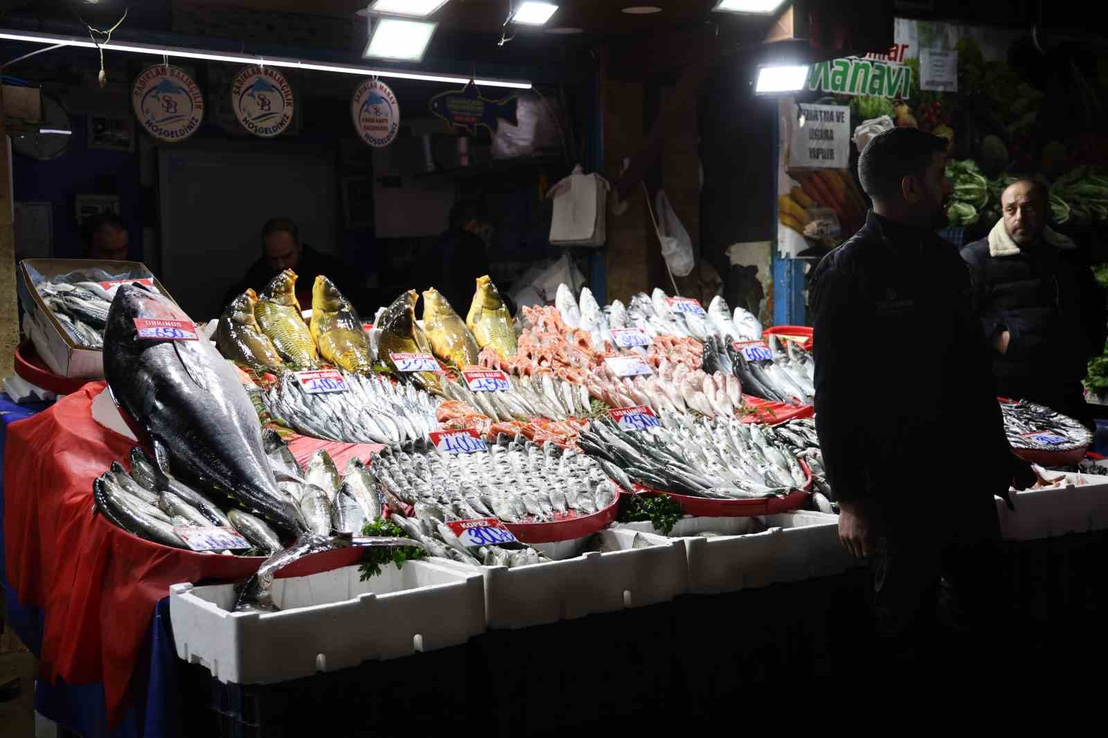 Elazığ Kapalı Çarşı’da 85 kiloluk orkinos tezgaha indi
