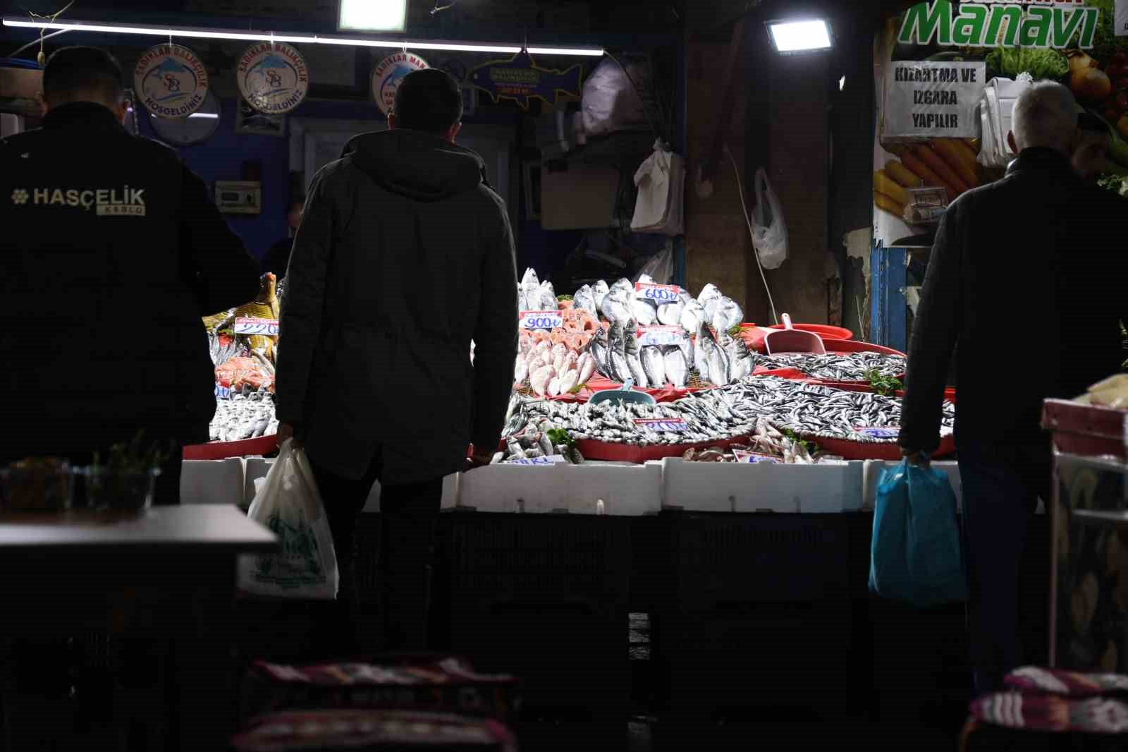 Elazığ Kapalı Çarşı’da 85 kiloluk orkinos tezgaha indi

