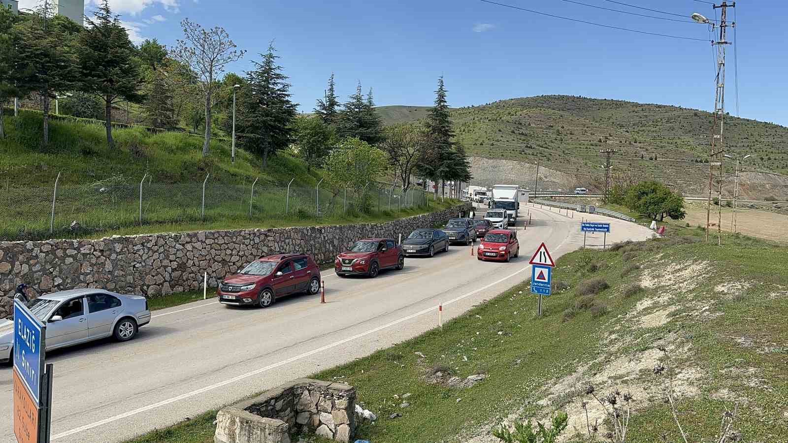 Elazığ-Pertek feribotunda metrelerce kuyruk oluştu
