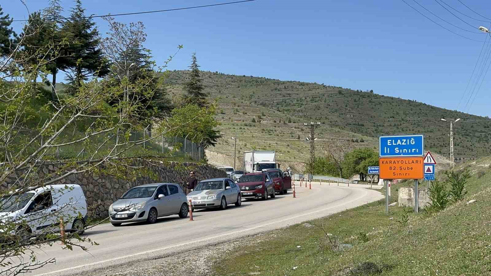 Elazığ-Pertek feribotunda metrelerce kuyruk oluştu
