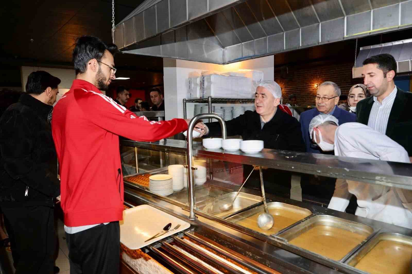 Elazığ Valisi Hatipoğlu, iftarda gençlerle buluştu

