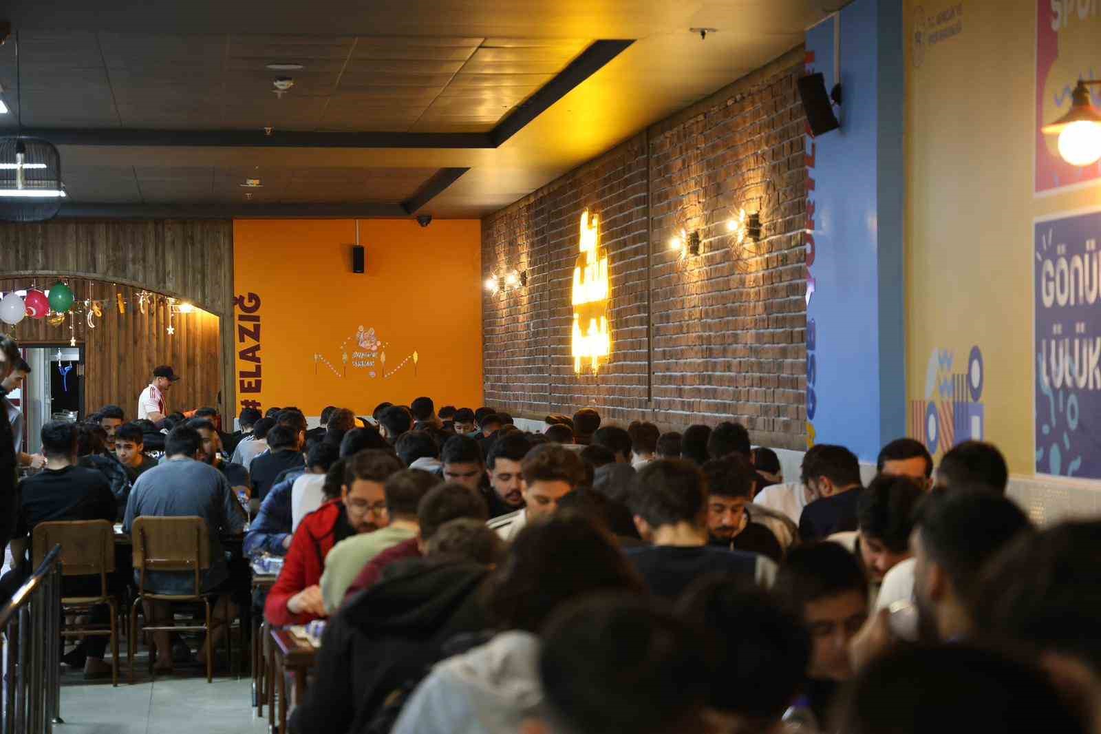 Elazığ Valisi Hatipoğlu, iftarda gençlerle buluştu
