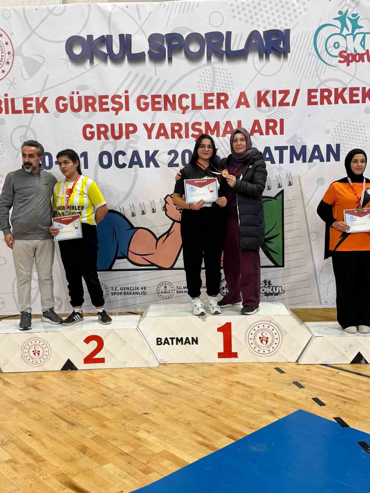 Elazığ’a bilek güreşinde 3 madalya
